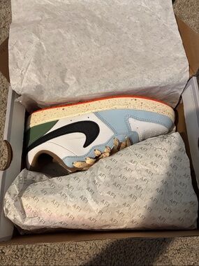 Nike Kids Low-Top Sneaker in White, Light Blue, Green, Black